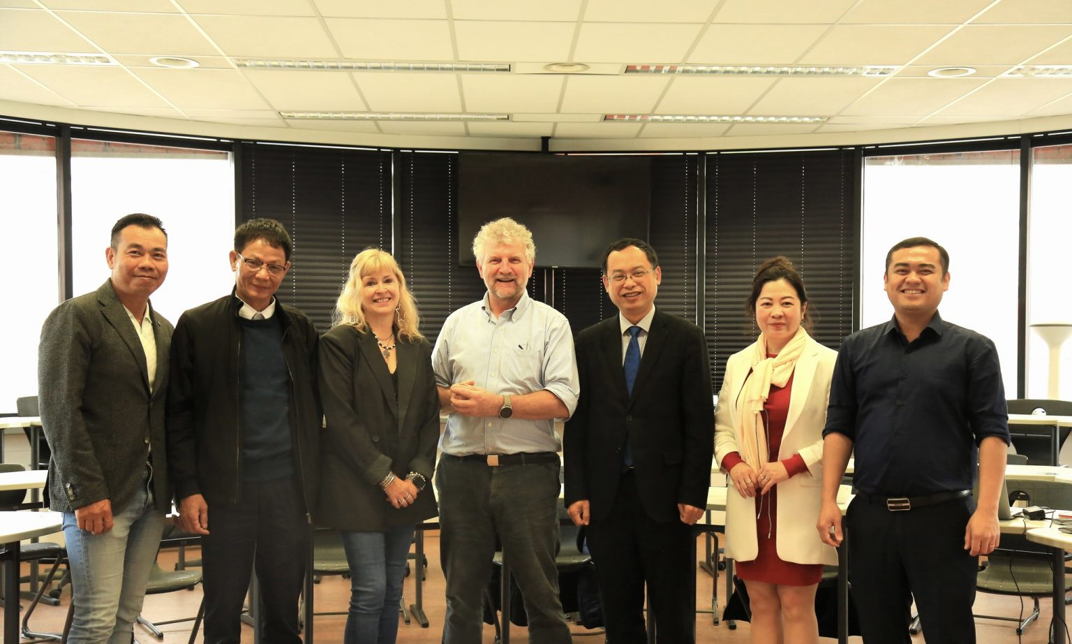 Đoàn công tác Học viện Công nghệ Bưu chính Viễn thông làm việc với Ban điều phối dự án VLIR tại Vương quốc Bỉ